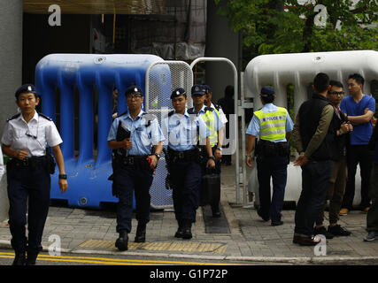 Hong Kong, China. 17. Mai 2016. Polizeibeamte durchlaufen eine Sicherheit Barrikade außerhalb des Veranstaltungsortes Gürtel und Straße Gipfel gebaut. Eine sehr enge Sicherheitsmaßnahme wurde innerhalb der Sperrzone implementiert, um die Ankunft von Zhang Dejiang, Vorsitzender des ständigen Ausschusses des nationalen Volkskongresses zu begrüßen. © Liau Chung Ren/ZUMA Draht/Alamy Live-Nachrichten Stockfoto