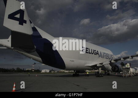 Bukarest, Rumänien. 18. Mai 2016. Airbus A300-600ST (Super Transporter), Beluga, wird für die erste Landung auf Henri Coanda International Airport von Bukarest begrüßt. Bildnachweis: Gabriel Petrescu/Alamy Live-Nachrichten Stockfoto