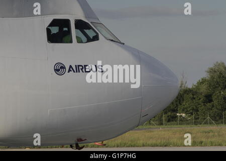 Bukarest, Rumänien. 18. Mai 2016. Airbus A300-600ST (Super Transporter), Beluga, wird für die erste Landung auf Henri Coanda International Airport von Bukarest begrüßt. Bildnachweis: Gabriel Petrescu/Alamy Live-Nachrichten Stockfoto