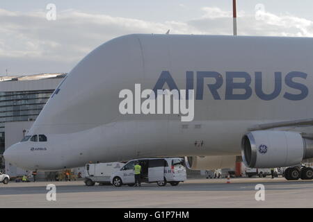 Bukarest, Rumänien. 18. Mai 2016. Airbus A300-600ST (Super Transporter), Beluga, wird für die erste Landung auf Henri Coanda International Airport von Bukarest begrüßt. Bildnachweis: Gabriel Petrescu/Alamy Live-Nachrichten Stockfoto