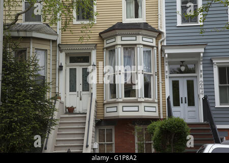 Hohen Stoop Rahmen beherbergt Anfang des 20. Jahrhunderts in Park Slope, Brooklyn, NY. Stockfoto