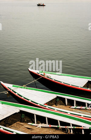 Ruderboote am mächtigen Fluss Ganges oder Ganges in Indien Stockfoto