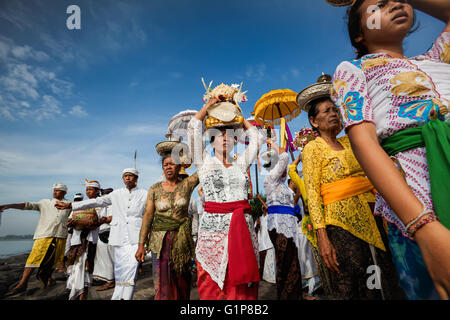 Farbenfrohe Prozession der indonesischen Hindus auf der paradiesischen Insel Bali in Indonesien Stockfoto