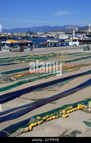 Fischernetze ausgebreitet im Hafen von Roses, in der Provinz Girona an der Costa Brava in NE Spanien, Europa Stockfoto