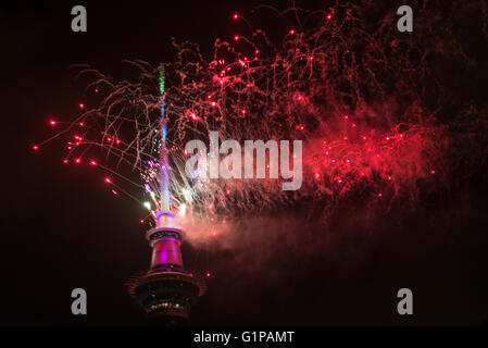 Silvester Silvesterfeuerwerk von der Spitze des Turmes Himmel um Mitternacht, 2016, Auckland, New Zealand begrüßen zu dürfen Stockfoto
