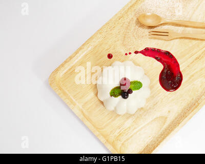 Pannacotta mit gemischter Beerensauce Stockfoto