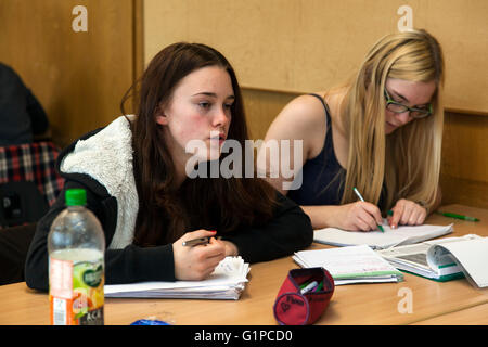 Schüler im Klassenzimmer während einer Schreibaufgabe. Stockfoto