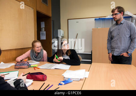 Schüler im Klassenzimmer während einer Schreibaufgabe. Stockfoto