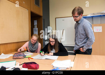 Schüler im Klassenzimmer während einer Schreibaufgabe. Stockfoto