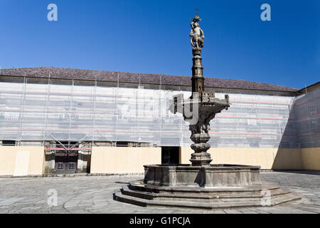 Brunnen im Jahre 1723, in Braga, Portugal. Sein Name leitet sich von der Darstellung der Burgen auf dem Oberbecken und dem colum Stockfoto