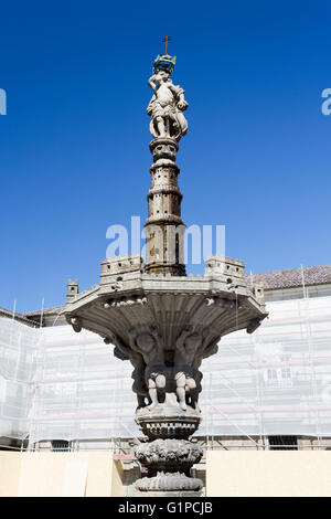 Brunnen im Jahre 1723, in Braga, Portugal. Sein Name leitet sich von der Darstellung der Burgen auf dem Oberbecken und dem colum Stockfoto