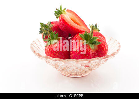 Fresh strawberries in a glass bowl. Stockfoto