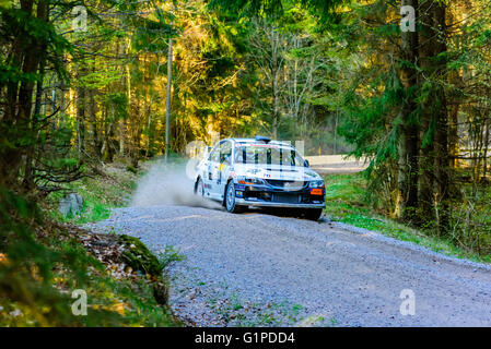 Karlskrona, Schweden - 6. Mai 2016: 41. Süd Schweden-Rallye im Wald außerhalb der Stadt auf Schotterstraße auf special Stage 2. Team-Pet Stockfoto