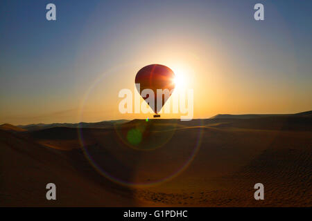 Heißluftballon bei Sonnenuntergang. Fliegen Sie über Dubai Wüste Stockfoto