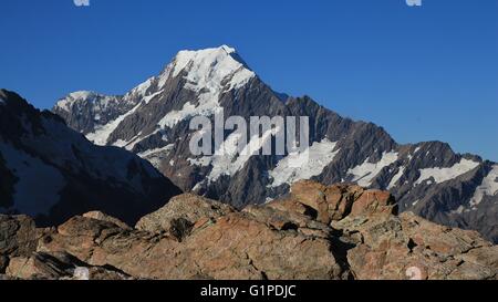 Höchster Berg der südlichen Alpen. Mt. Cook. Schöne Aussicht von der Sealy Gebirgsseen Rennstrecke. Stockfoto