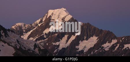 Lila Himmel über Mount Cook. Abendstimmung. Stockfoto