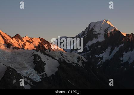 Morgen in den südlichen Alpen. Mount Cook bei Sonnenaufgang. Blick von der Sealy Gebirgsseen Rennstrecke. Stockfoto