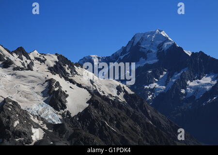 Mount Cook im Sommer. Blick von der Sealy Gebirgsseen Rennstrecke. Stockfoto