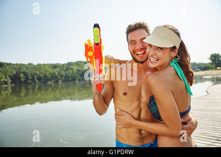 Paar mit Wasserpistolen gerne lachen und Spaß Stockfoto