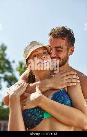 Paar lacht und glücklich auf ihre Sommerferien umarmt Stockfoto