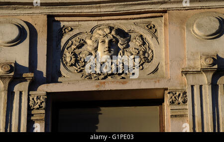 Art Nouveau. Russland. Relief in einem Suworowski Straße Gebäude. Sankt Petersburg. Stockfoto