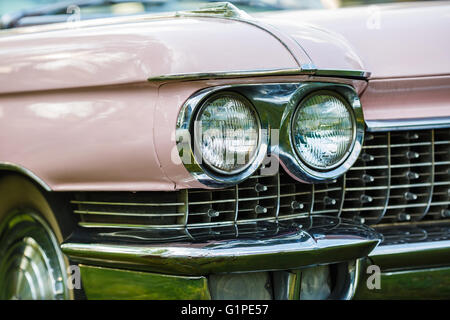 Details zu den Scheinwerfer rosa Oldtimers. Stockfoto