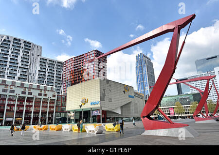 iMax Pathe Kino Theaterplatz (Schouwburgplein) liegt im Herzen der Stadt Rotterdam und wird flankiert durch das städtische Theater, Konzertsaal, Restaurants und Cafés. Stockfoto