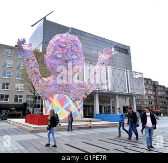 Rotterdamse Schouwburg Theaterplatz (Schouwburgplein) liegt im Herzen der Stadt Rotterdam und wird flankiert durch das städtische Theater, Konzertsaal, Restaurants und Cafés. Stockfoto