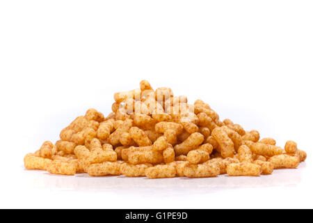 Haufen von Erdnuss flips, isolierten auf weißen Hintergrund Stockfoto