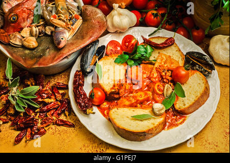 Italienische Küche - Fischsuppe Livornese Stockfoto
