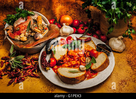 Italienische Küche - Fischsuppe Livornese Stockfoto