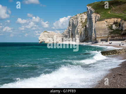 Falaise d'Amont Klippe und Porte d'Amont naturale, Klippen und Felsformationen von Etretat, Alabaster Küste, Normandie Stockfoto