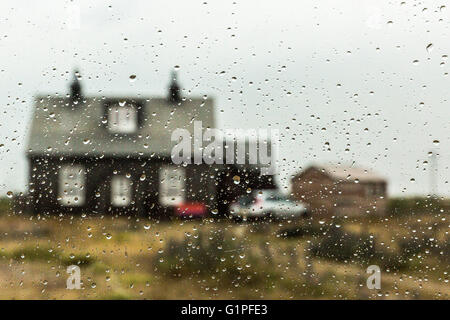 Haus betrachtet durch die Tropfen von einem nassen Autoglas. Dungeness Halbinsel, Romney Marsh, Kent, UK Stockfoto