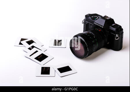 Alten 35mm Film-Kamera und einige Folien montiert. Stockfoto