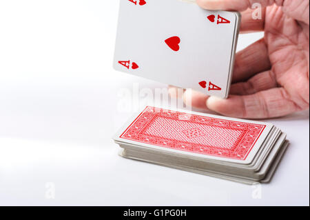 Schneiden eine Packung Spielkarten, Ass. Herzen Herzen. Stockfoto