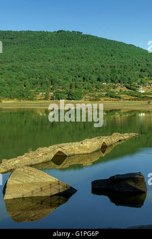 Römische Brücke bedeckt von den Wassern des Sumpfes Cuerda del Pozo im Dorf Vinuesa, Soria, Kastilien und Leon, Spanien Stockfoto