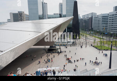 ROTTERDAM, HOLLAND-Mai 18, nicht identifizierten Personen an einer riesigen Treppe mit 180 Schritte vom Bahnhof entfernt, die Groothandelsgebouw auf Stockfoto