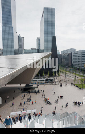 ROTTERDAM, HOLLAND-Mai 18, nicht identifizierten Personen an einer riesigen Treppe mit 180 Schritte vom Bahnhof entfernt, die Groothandelsgebouw auf Stockfoto