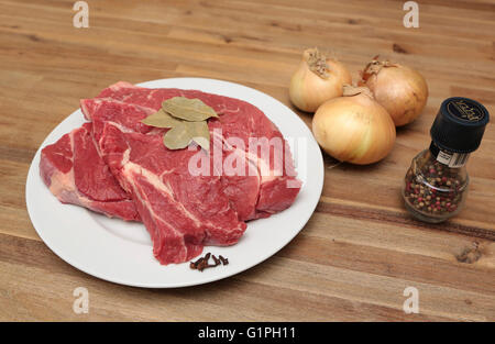 Rindfleisch auf einem Teller mit ein paar Zwiebeln und vier Jahreszeiten Pfeffer Stockfoto