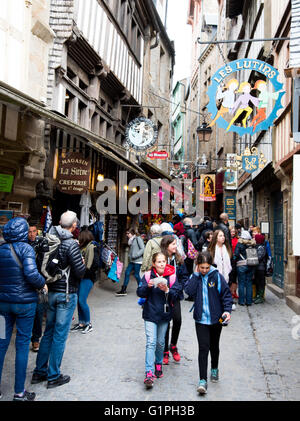 Menschenmassen in der wichtigsten Straße Grande Rue in Mont Saint Michel St. Michael's Mount, Normandie, Frankreich Stockfoto
