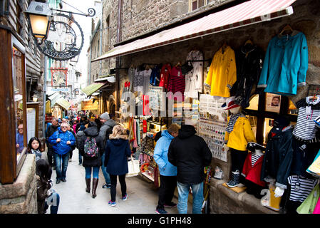 Menschenmassen in der wichtigsten Straße Grande Rue in Mont Saint Michel St. Michael's Mount, Normandie, Frankreich Stockfoto