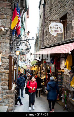 Menschenmassen in der wichtigsten Straße Grande Rue in Mont Saint Michel St. Michael's Mount, Normandie, Frankreich Stockfoto