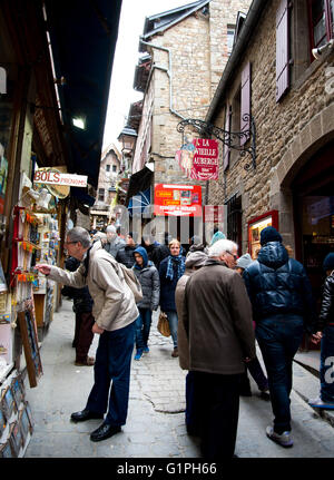 Menschenmassen in der wichtigsten Straße Grande Rue in Mont Saint Michel St. Michael's Mount, Normandie, Frankreich Stockfoto