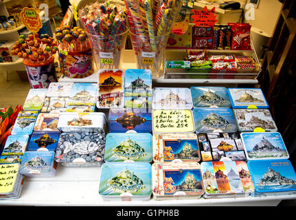 Souvenirs zum Verkauf in Mont Saint Michel St. Michael's Mount, Normandie, Frankreich Stockfoto