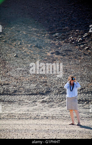 Frau mit Kamera in Ais Ais Region von Namibia Stockfoto