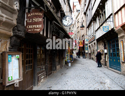 Leere Straße in Mont Saint Michel in Abend, Normandie, Frankreich Stockfoto