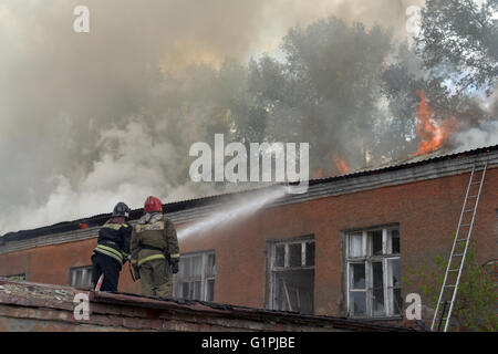 NOVOSIBIRSK, Russland - 18. Mai 2016 Feuer auf dem Territorium einer militärischen Einheit in der Stadt Novosibirsk Stockfoto