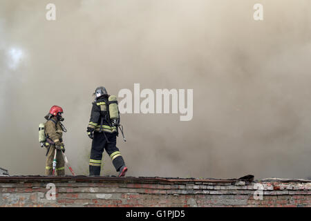 NOVOSIBIRSK, Russland - 18. Mai 2016 Feuer auf dem Territorium einer militärischen Einheit in der Stadt Novosibirsk Stockfoto