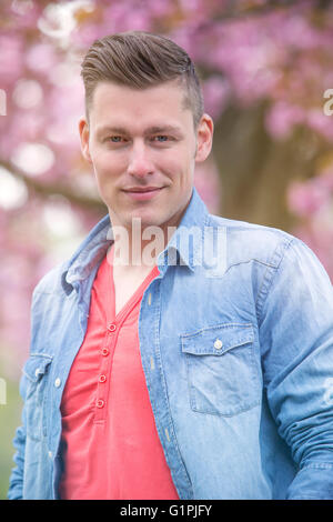 Porträt von gutaussehenden Mann vor Kirschblüte Stockfoto
