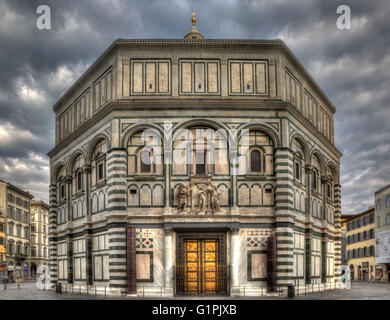 HDR-Bild des Baptisterium des Heiligen Johannes in Florenz, Toskana, Italien Stockfoto